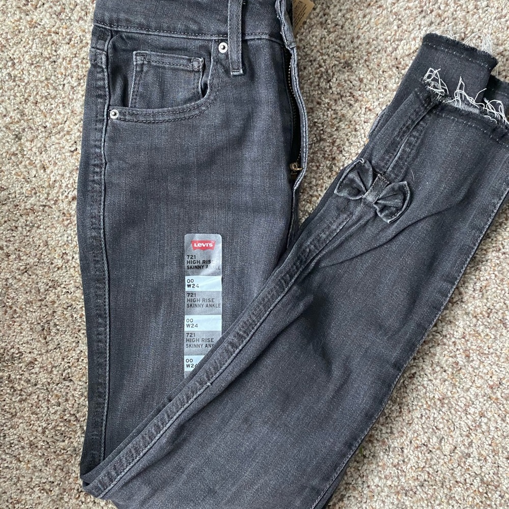 Levi 721 high rise skinny ankle denim in black. Light weight. New with tags!